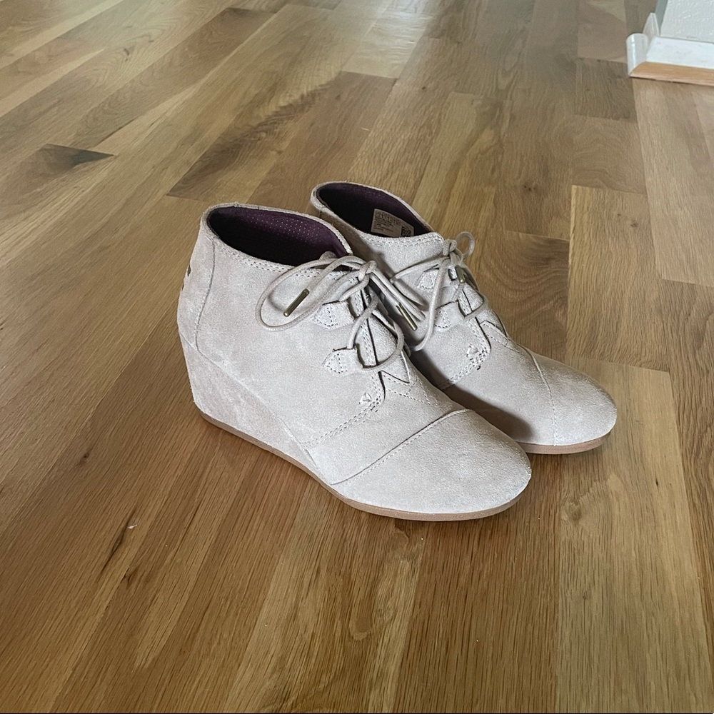 Toms Size 9 Cream Wedges